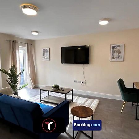 Stylish 2 Bedroom Flat By Tara Stays Short Lets & Serviced Accommodation Watford With Free Parking & Nearby Warner Studios 외부 사진