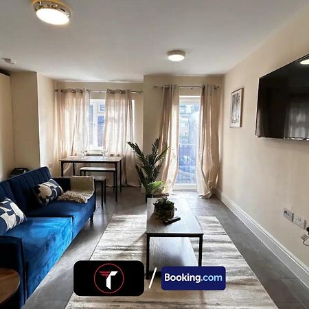 Stylish 2 Bedroom Flat By Tara Stays Short Lets & Serviced Accommodation Watford With Free Parking & Nearby Warner Studios 외부 사진