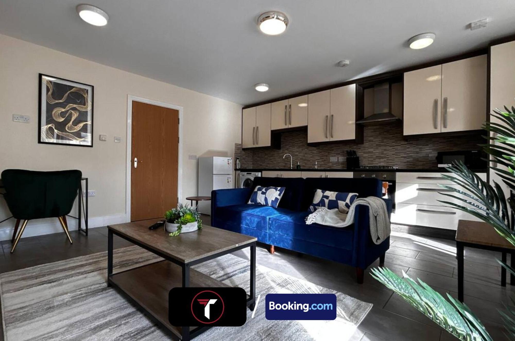 Stylish 2 Bedroom Flat By Tara Stays Short Lets & Serviced Accommodation Watford With Free Parking & Nearby Warner Studios 외부 사진